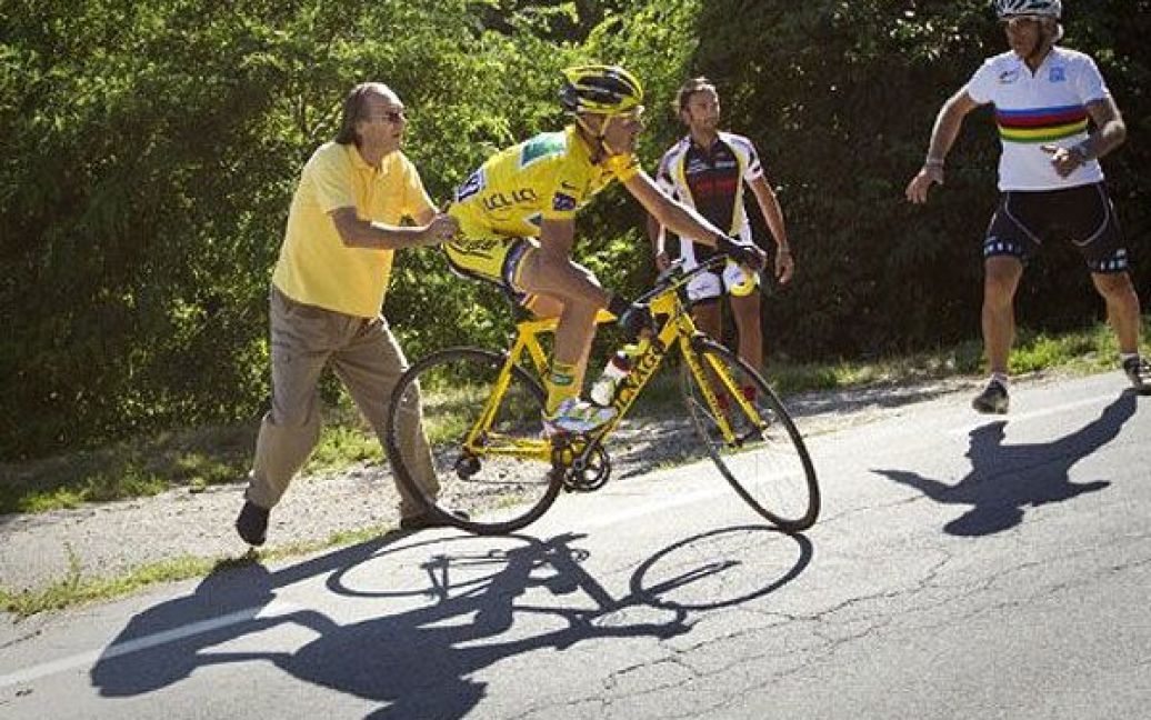 Італія, Пінероло. Абсолютному лідеру гонки (у жовтій майці), французу Томасу Воклеру, допомагають фанати після того, як він вилетів з траси на сімнадцятому етапі велогонки "Тур де Франс 2011" між Гепом та Пінероло (Італія). / © AFP