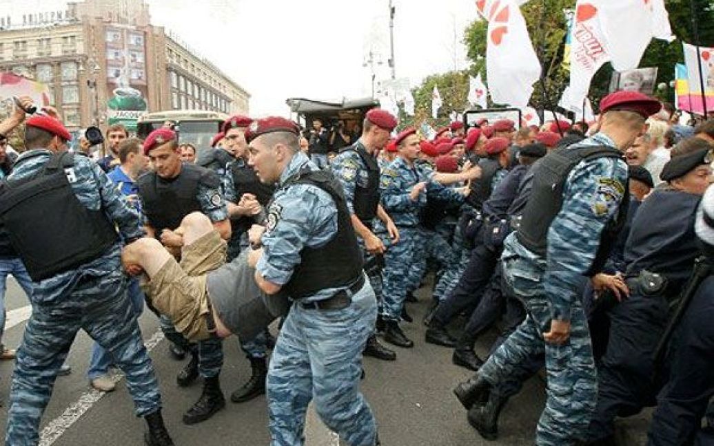 Деяких учасників мітингу працівники правоохоронних органів за руки й за ноги затягували до міліцейських машин. / © AFP
