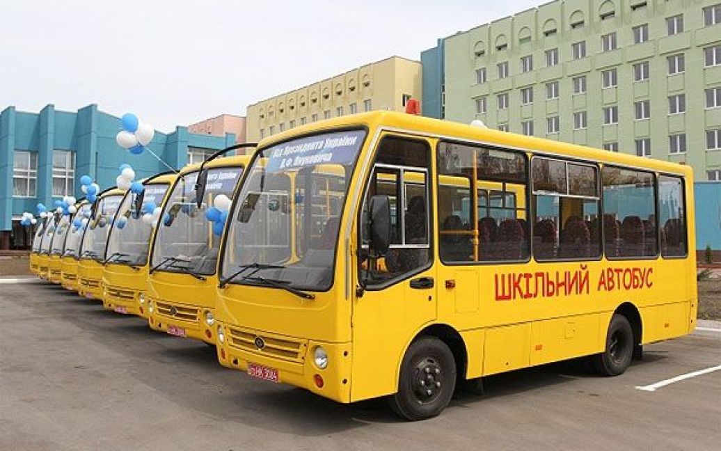 Президент України також вручив ключі від шкільних автобусів для сільських шкіл Черкаської області. / © President.gov.ua