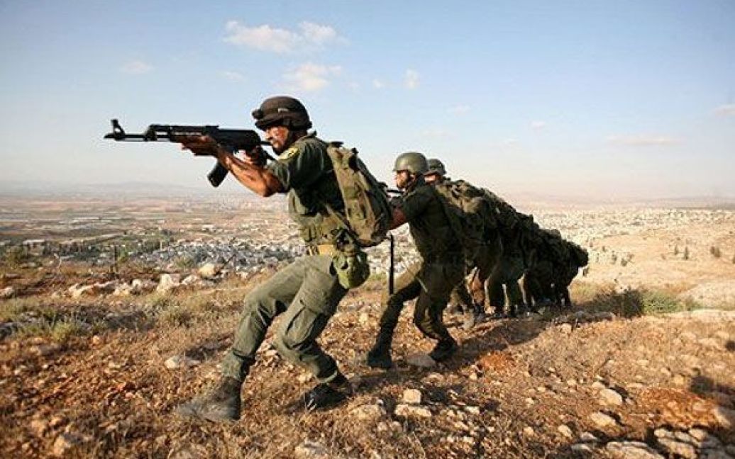 Дженін. Палестинські сили безпеки беруть участь у тренуванні в північній частині міста Дженін на Західному березі. / © AFP