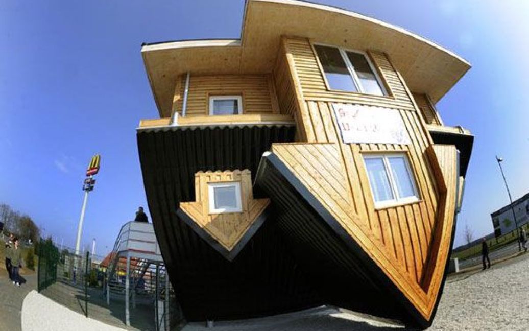 У Біспінгені (Німеччина) побудували "божевільний будинок" (Verrueckte Haus), який стоїть на догори дригом. / © AFP