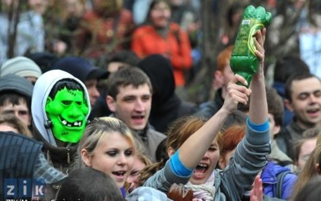 Близько двох тисяч студентів у Львові провели акцію протесту "Проти деградації освіти" / © zik.com.ua