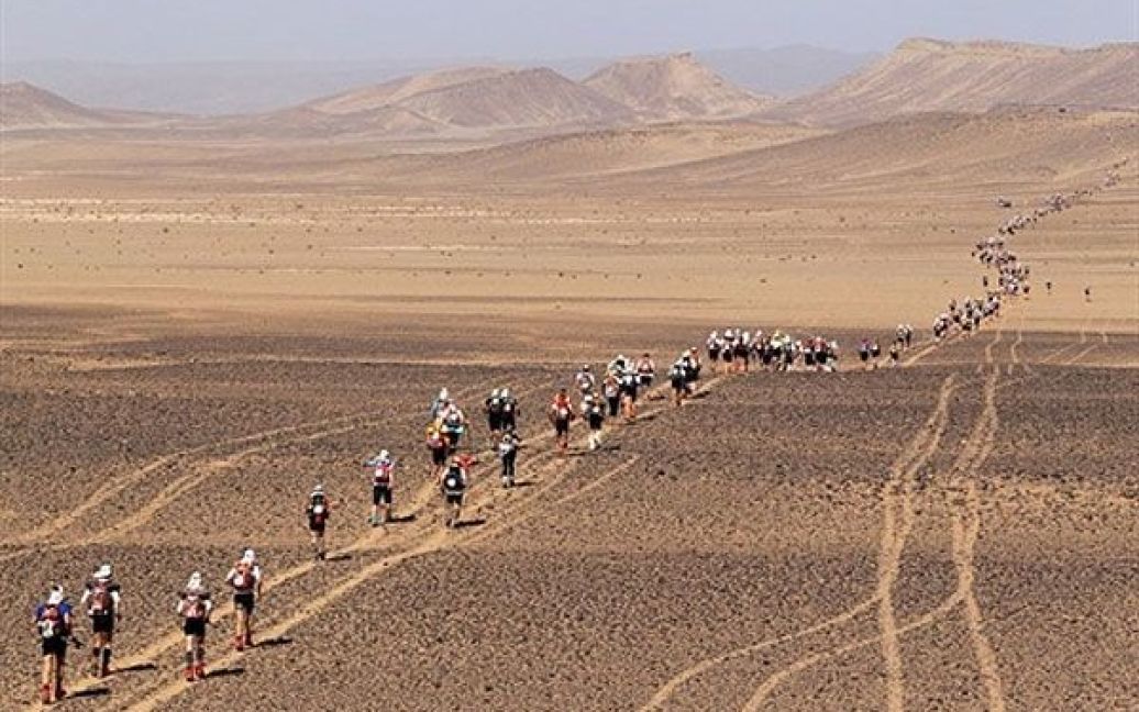 Марокко, Уарзазат. Сотні спортсменів з усього світу взяли участь у 26-му "Піщаному марафоні", який пройшов пустелею Сахара. "Піщаний марафон" в Марокко вважається найскладнішим у світі і триває протягом 7 днів. / © AFP