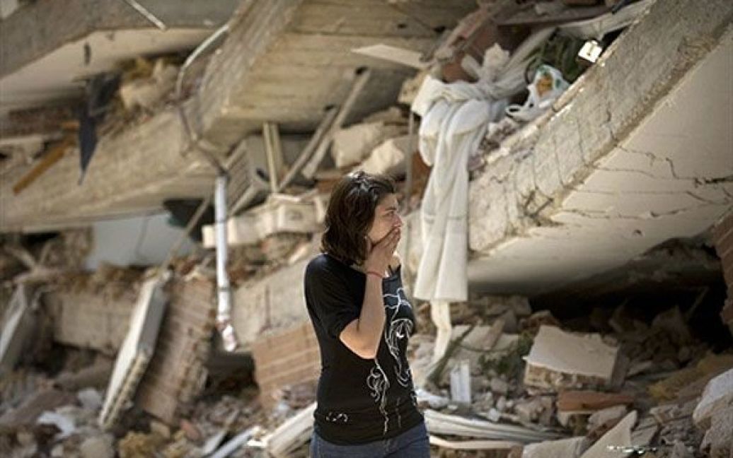 Іспанія, Лорка. Жінка дивиться на свій зруйнований будинок у місті Лорка, що постраждало від землетрусу, який став найсильнішим на Піренейському півострові за останні 50 років. В результаті землетрусу 9 осіб загинули, десятки отримали поранення. / © AFP