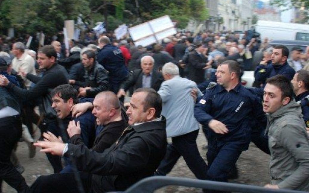 Грузія, Батумі: Сотні активістів грузинської опозиції провели акцію протесту проти президента Михайла Саакашвілі у чорноморському курорті Батумі. Мітинг був розігнаний поліцією після того, як активісти спробували прорватися до місцевої телевізійної станції. / © AFP