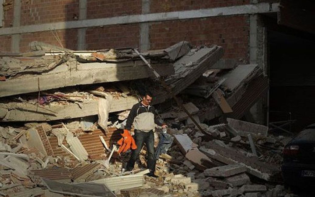 Іспанія, Лорка. Людина збирає свої речі з будівлі, зруйнованої під час землетрусу, від якого постраждало місто Лорка на півдні Іспанії. В результаті землетрусу, загинули щонайменше 8 осіб, зруйновані будівлі, тисячі жителів евакуйовані. / © AFP