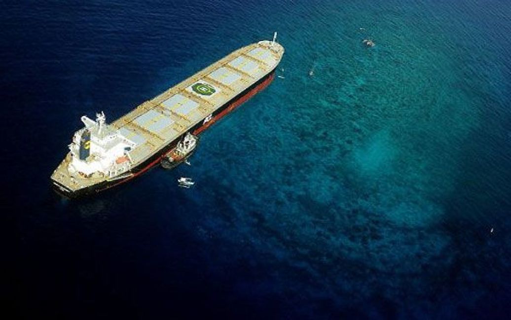 Філіппіни, Сарангані. Вантажне судно MV Double Prosperity стоїть поблизу рифа Бакуд у південній частині філіппінських вод. Корабель не можуть зсунути з місця протягом трьох тижнів через побоювання, що мазут з судна може вилитися і забруднити рифи. / © AFP