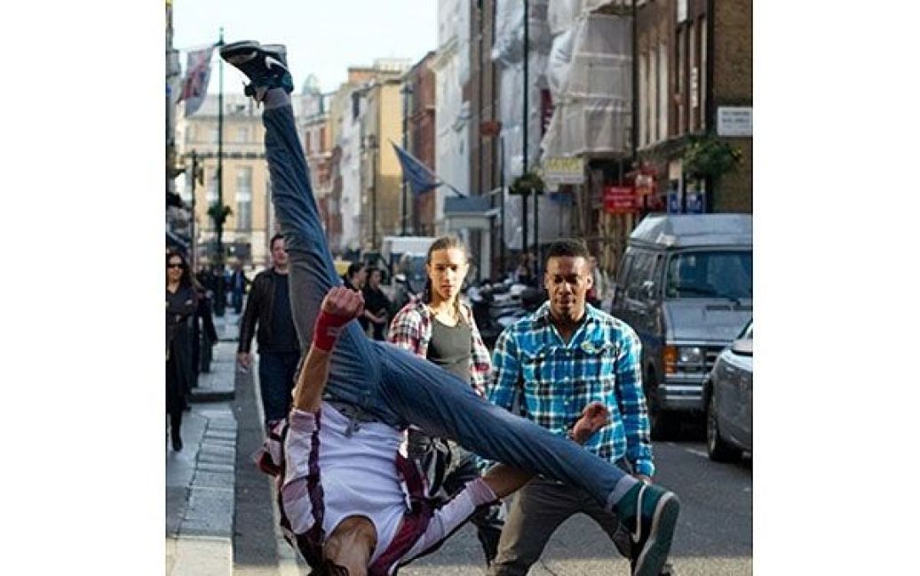 Великобританія, Лондон. Студенти школи бойових мистецтв "Synergy Stunts" виступають на одній з центральних вулиць Лондона. / © AFP