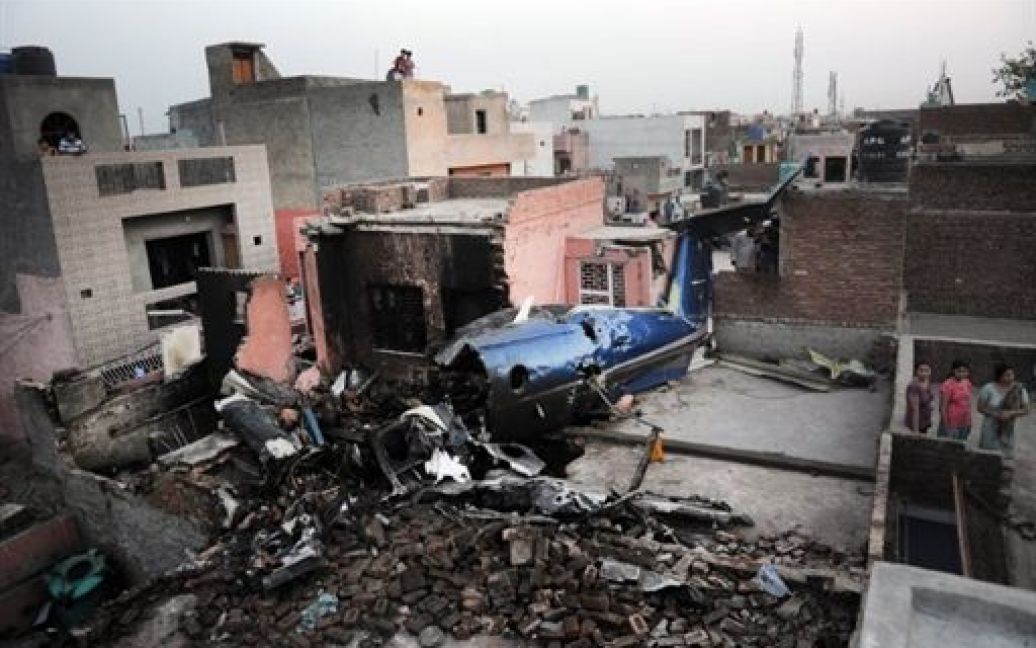 Одномоторний літак Pilatus PC-12 впав на житлові квартали у передмісті індійської столиці Делі. / © AFP