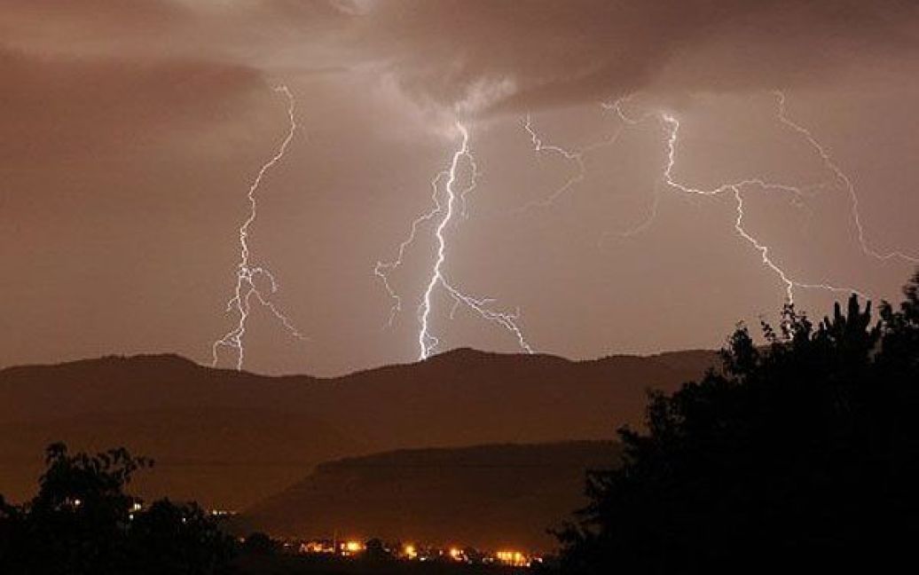 Франція, Гундельсхайм. Блискавки висвітлюють нічне небо під час грози над Вогезами в місті Гундельсхайм на на сході Франції. / © AFP