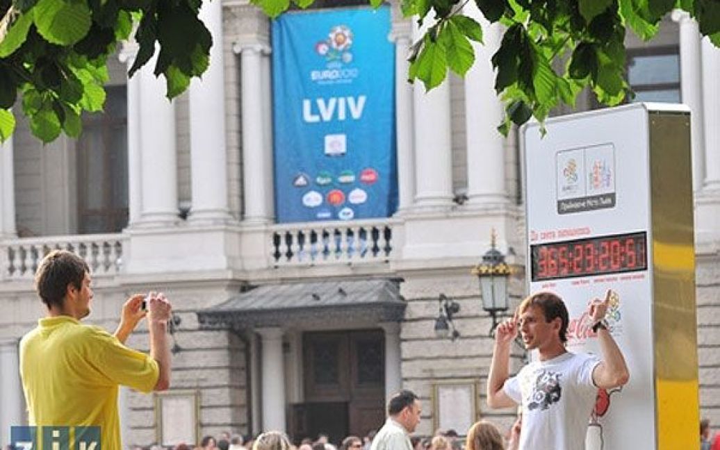 На годиннику вказано дні, години, хвилини і секунди до матчу-відкриття Євро-2012. / © zik.com.ua