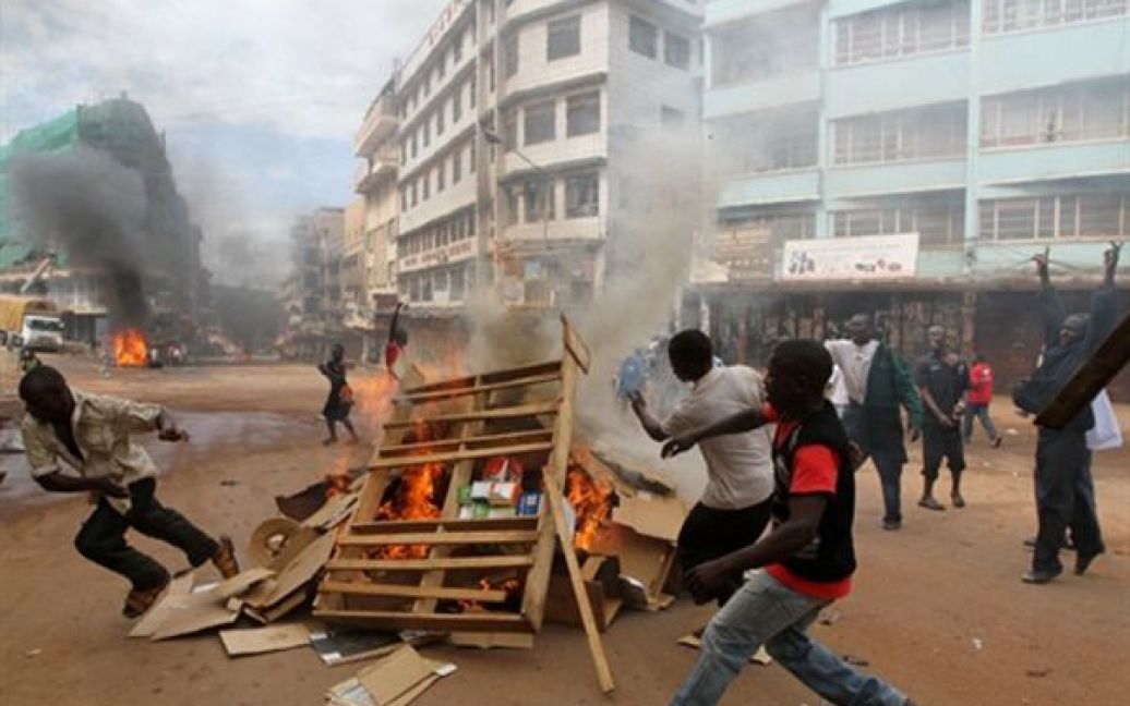 Уганда, Кампала. Протестувальники спалюють барикади під час масових заворушень у Кампалі. Уганду охопили заворушення після вчорашнього арешту лідера опозиції Кіззи Бесідже. З початку квітня Бесідже, так само як і інші опозиціонери, почав виходити на роботу двічі на тиждень на знак протесту проти росту цін на пальне. / © AFP