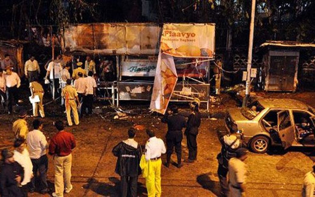Індія, Мумбаї. Співробітники індійської служби безпеки та слідчі працюють на місці вибуху бомби в районі Дадар у Мумбаї. В результаті трьох вибухів в індійському місті Мумбаї загинули 13 людей, ще 56 людей отримали поранення. Вибухи в Мумбаї визнані терактом. / © AFP