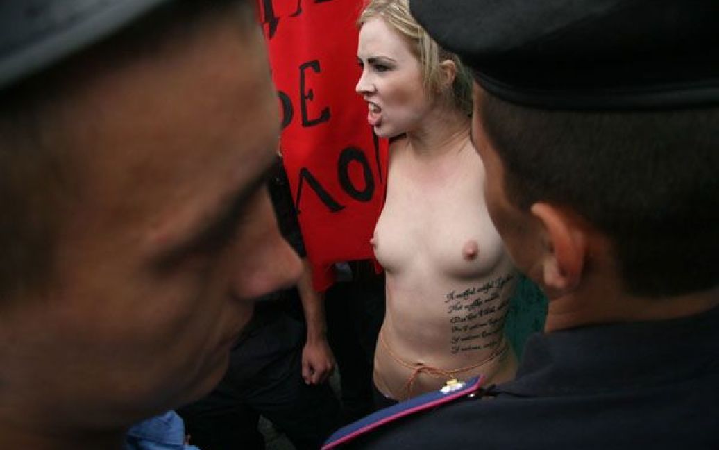 Активістки FEMEN влаштували під Верховною радою топлес-протест "Депутат, не бикуй!" проти пенсійної реформи. / © Жіночий рух FEMEN