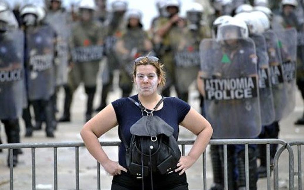 В Афінах (Греція) тривають масові антиурядові акції протесту, які розганяє поліція. / © AFP
