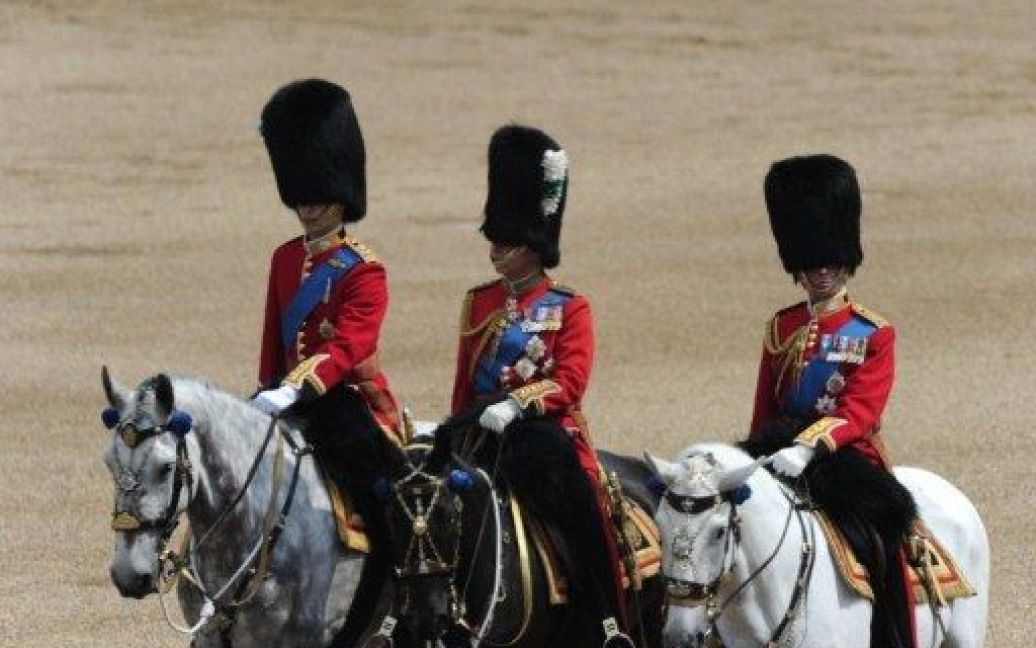 Вперше в цьому році у параді взяв участь онук королеви принц Вільям. / © AFP