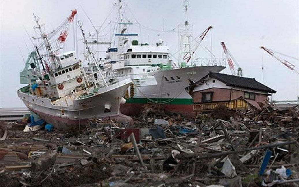 Японія, Хігасімацусіма. Кораблі застрягли на рисовому полі серед уламків будинків у префектурі Міягі. Кількість загиблих і зниклих безвісті після стихійного лиха, що спустошило північно-східне узбережжя Японії, перевищила 28 тисяч осіб. / © AFP