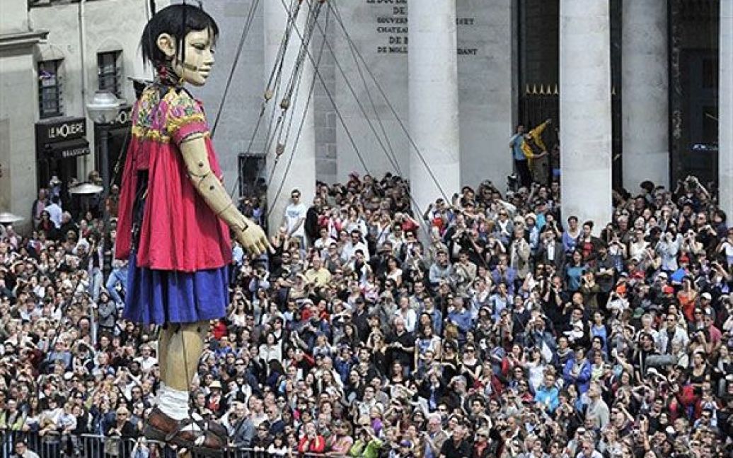 Франція, Нант. Перехожі дивляться на гігантські механічні ляльки "Королівського вуличного театру", які представляють новий спектакль "Ель Ксоло". / © AFP