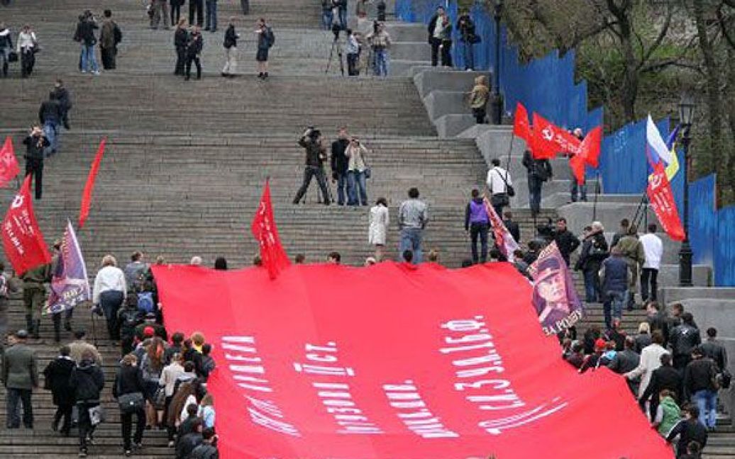 Дійство на Потьомкінських сходах дало старт автопробігу по містам-героям, за якими провезуть величезне прапор Перемоги. / © УНІАН