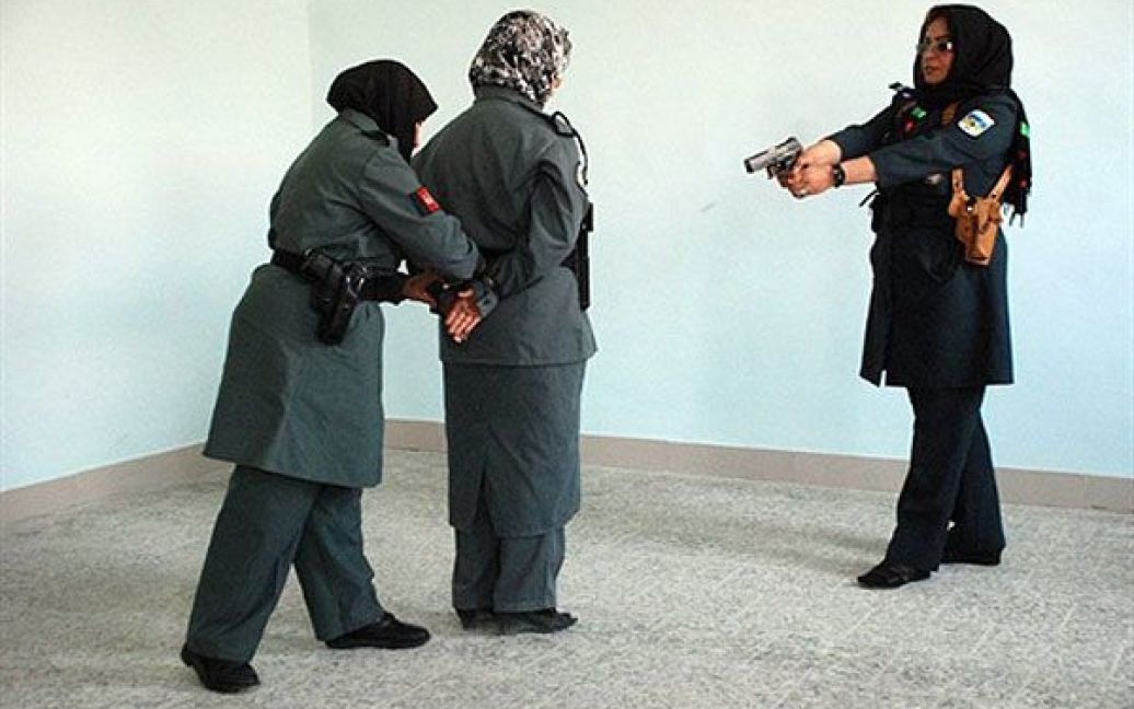 Афганістан, Герат. Жінки-поліцейські тренуються під час програми підготовки у навчальному центрі поліції в Гераті. Президент США Барак Обама пообіцяв почати виведення військ США з Афганістану у липні 2011 року. / © AFP