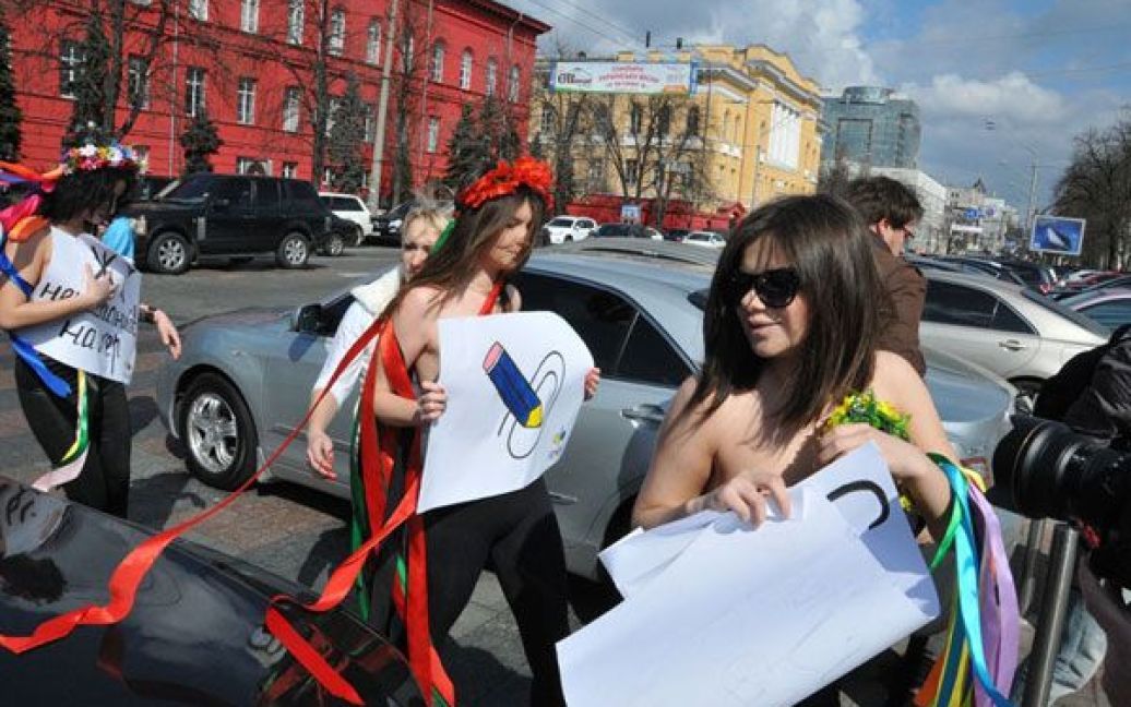 Рух FEMEN провів в Києві топлес-акцію протесту "Суки, не ріжте по живому!" на підтримку сервісу блогів ЖЖ. / © Жіночий рух FEMEN