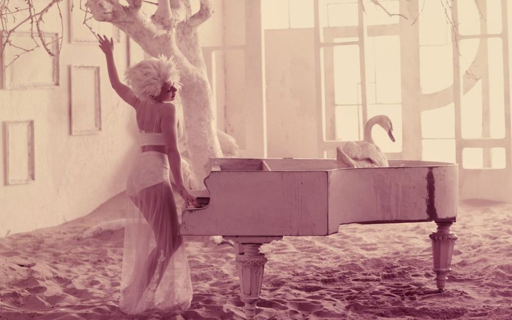 Співачка Тіна Кароль у своєму новому кліпі стала рожевою нареченою і зіграла разом із лебедем у роялі. / © ТСН.ua