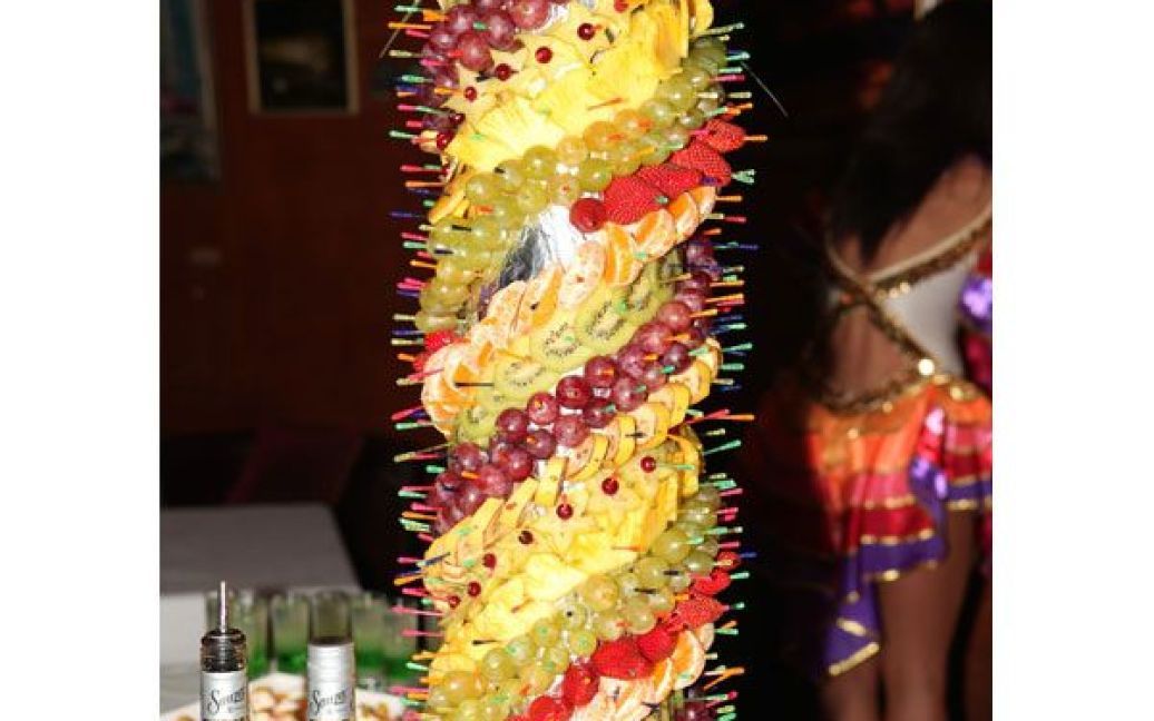 Багато фруктів було на гавайській вечірці Гайтани / © 