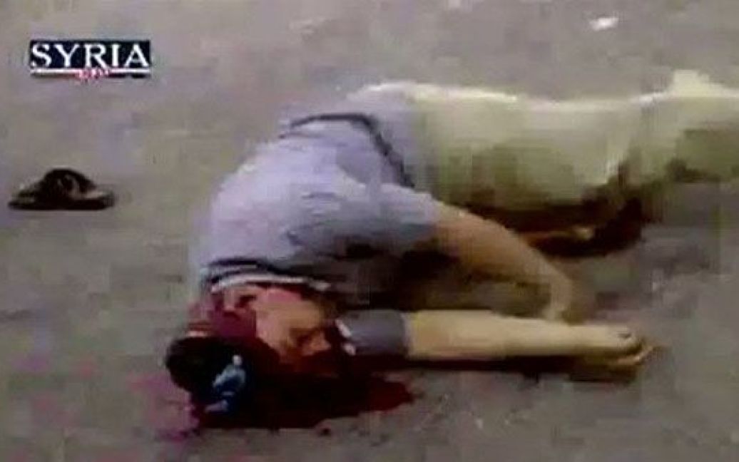 Сирія, Хама. Фотографія демонстратора, якого нібито було застрелено під час в акції протесту в місті Хама. Тридцять вісім осіб були вбиті в ході зіткнень протягом двох днів на північному заході Сирії. / © AFP