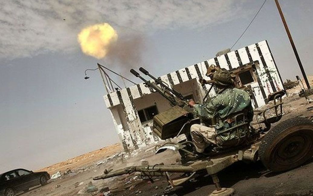 Лівійська Арабська Джамахірія, Аждабія. Лівійський повстанець стріляє з зенітки. Урядові війська Муаммара Каддафі відштовхнули повстанців назад у Східну Лівію. / © 