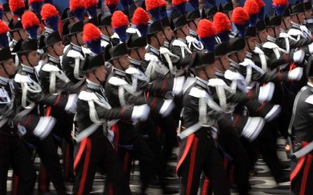Італія, Рим. Італійські солдати беруть участь у військовому параді з нагоди річниці з дня заснування Італійської Республіки у 1946 році та 150-річчя об&#039;єднання Італії. / © AFP