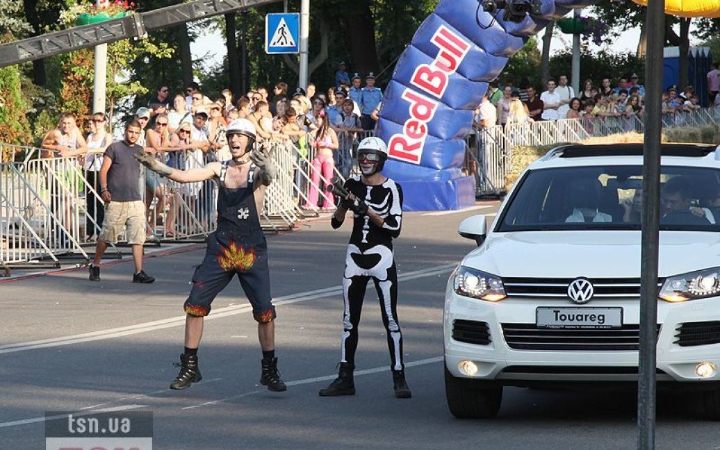 В Києві провели грандіозні перегони &mdash; шоу-ралі на саморобних автомобілях "Red Bull Ралі на тарантасах". / © 