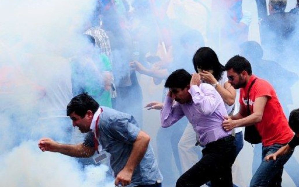 Туреччина, Стамбул. Курдські демонстранти тікають від сльозогінного газу під час зіткнень між курдами та співробітниками ОМОНу в Стамбулі. Поліція застосувала сльозогінний газ та водомети для розгону демонстрації. / © AFP