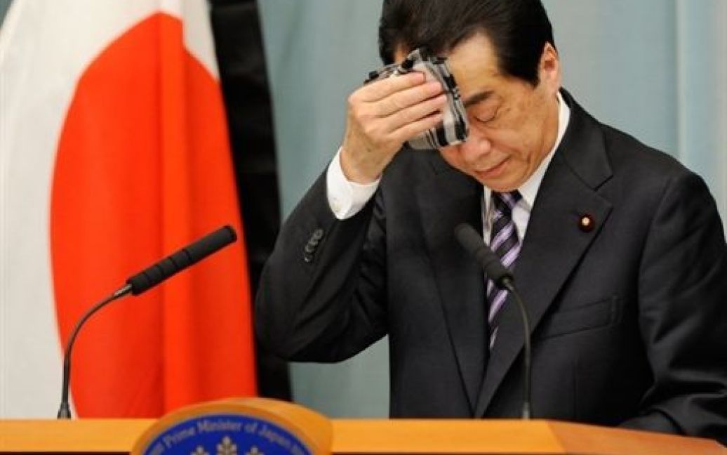 Японія, Токіо. Прем&#039;єр-міністр Японії Наота Кан витирає лоба під час прес-конференції в своїй офіційній резиденції в Токіо. Кан заявив, що витік випромінювання з АЕС "Фукусіма-1" не загрожує здоров&#039;ю, якщо люди слідуватимуть порадам уряду. / © AFP
