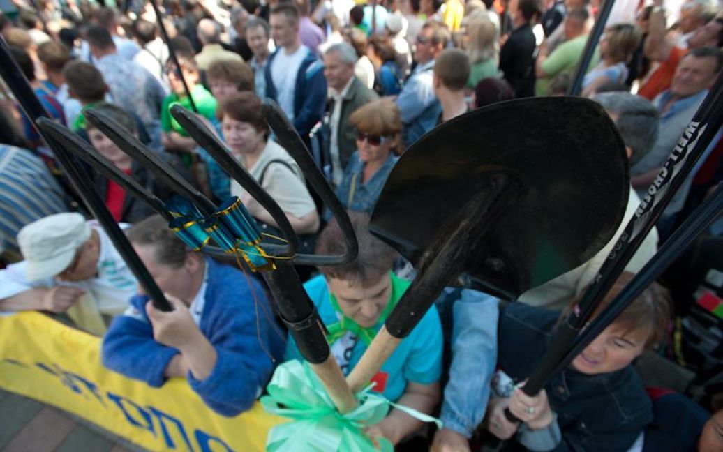 У Весняному марші протесту, який організувала опозиція біля Верховної ради беруть участь близько 3500 тисяч осіб. / © Євген Малолєтка/ТСН.ua
