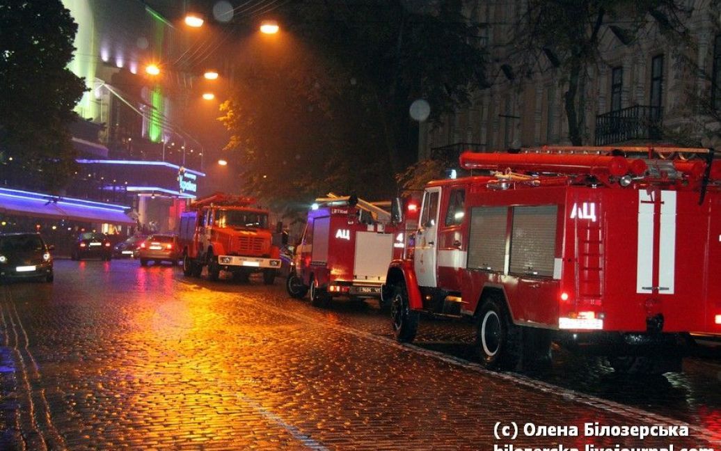 За попередніми даними, пожежа почалася в технічній будівлі станції метрополітену "Хрещатик" близько чотириповерхового будинку. / © bilozerska.livejournal.com