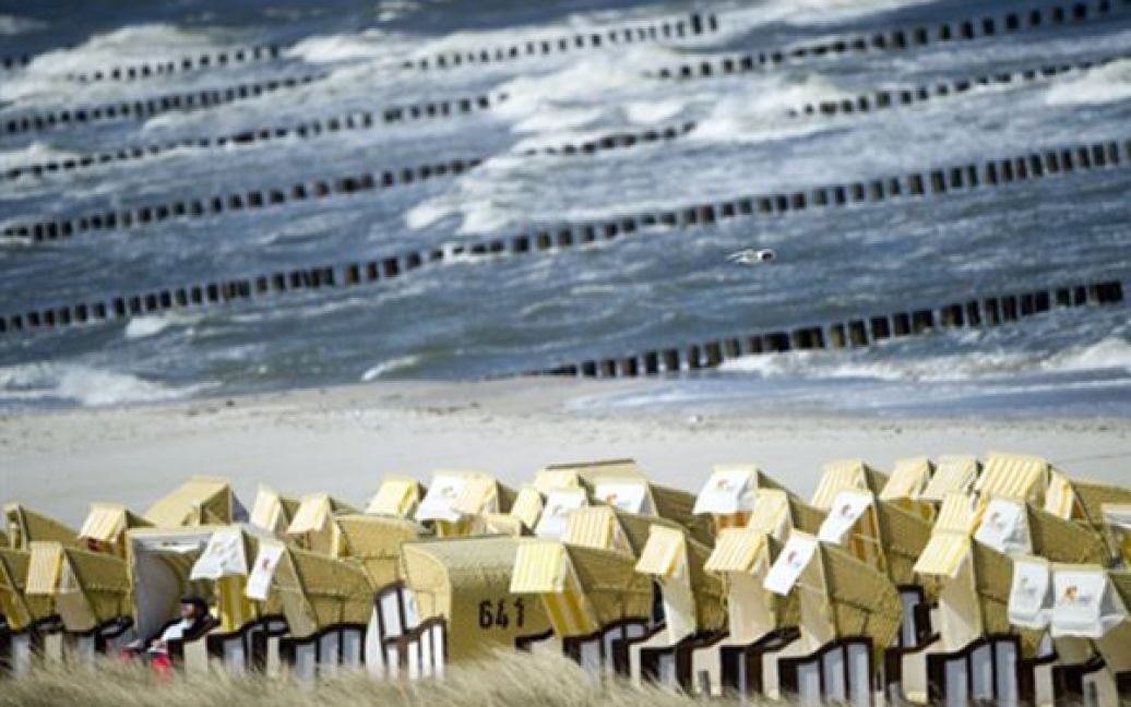 Німеччина, Цінгст. Чоловік відпочиває на узбережжі Балтійського моря у Цінгсті. Денна температура повітря на півночі Німеччини досі не перевищує 10 градусів. / © AFP