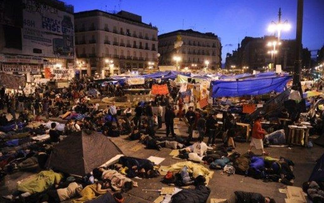 Іспанія, Мадрид. Тисячі протестувальників сидять у наметовому містечку, встановленому на площі Пуерта дель Соль в Мадриді. В Іспанії проходять масові акції протесту проти економічної кризи в Іспанії та безробіття. / © AFP