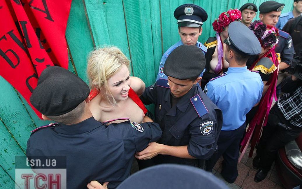 Активістки FEMEN влаштували під Верховною радою топлес-протест "Депутат, не бикуй!" проти пенсійної реформи. / © 