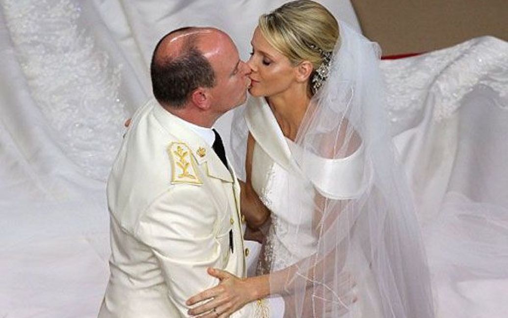 Монако. Принц Альберт II цілує свою дружину Шарлін під час церемонії вінчання в Монако. / © AFP