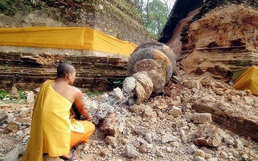 Таїланд, Чіанг Саен. Тайський буддійський ченець сидить поруч зі зруйнованою пагодою Чеді Луанг. В результаті землетрусу, який стався у М&#039;янмі поблизу кордону з Таїландом, більше 60 осіб загинули, 90 отримали поранення. / © AFP