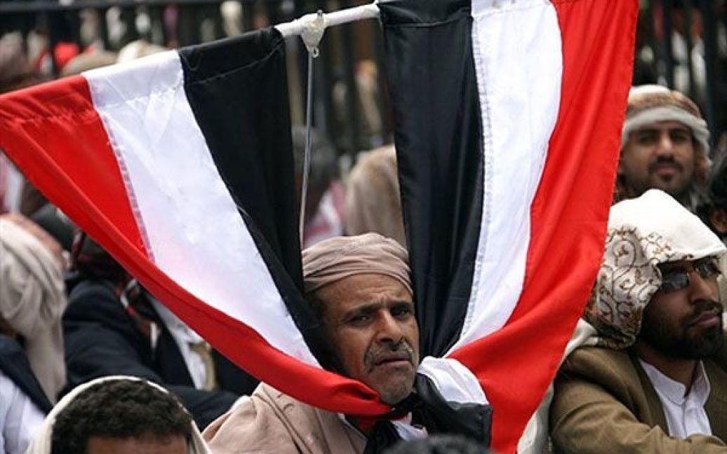 Ємен, Сана. Прихильники президента країни Алі Абдалли Салеха провели масовий мітинг у Сані. Президент країни пообіцяв передати владу тільки у "надійні руки". / © AFP