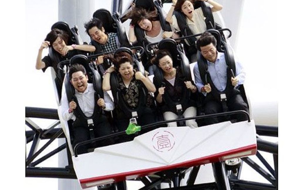 В японському парку розваг встановили найкрутіший в світі атракціон з американськими горками "Takabisha". / © AFP