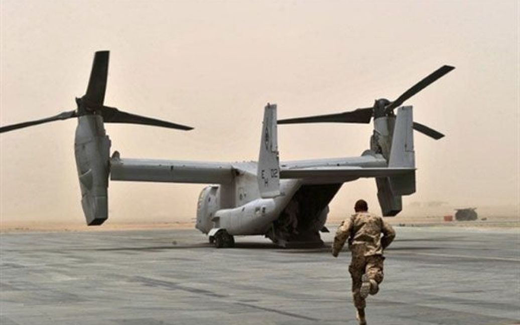 Афганістан, Летернек. Американський морський піхотинець біжить до гелікоптера V-22 Osprey у військовому аеропорті табора Дуайер в провінції Гільменд. В результаті нападу талібів на афганську компанію з будівництва доріг, було вбито 35 осіб, 20 отримали поранення. / © AFP