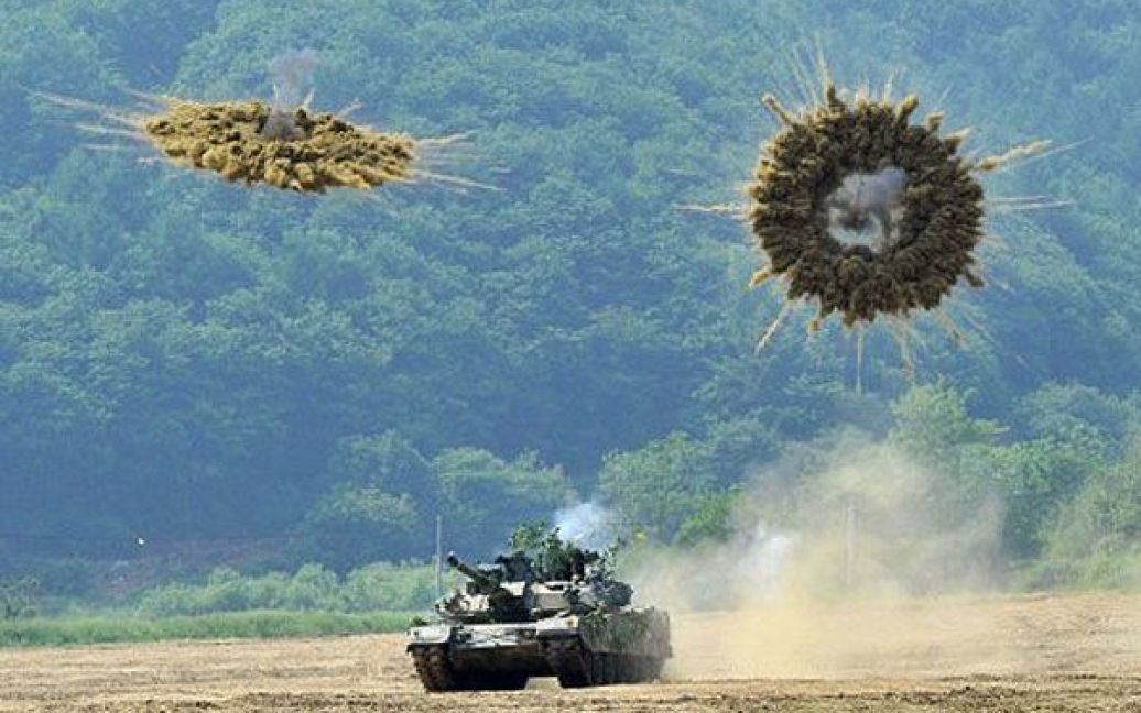 Республіка Корея, Паї. Південнокорейський танк K1 бере участь у спільних військових навчаннях Південної Кореї та США, які провели поблизу корейського кордону. Навчання були спрямовані на стримування воєнної загрози з боку Північної Кореї. / © AFP