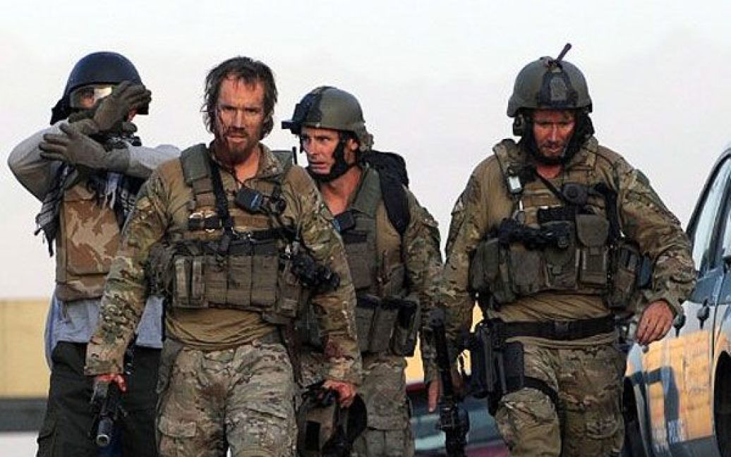 Афганістан, Кабул. Солдати, які брали участь у військовій операції проти талібів, що напали на готель "Інтерконтиненталь" у Кабулі, повертаються на базу. В ході п&#039;ятигодинного бою афганський спецназ за підтримки вертольотів НАТО відбив атаку талібів, щонайменше 10 осіб загинули. / © AFP