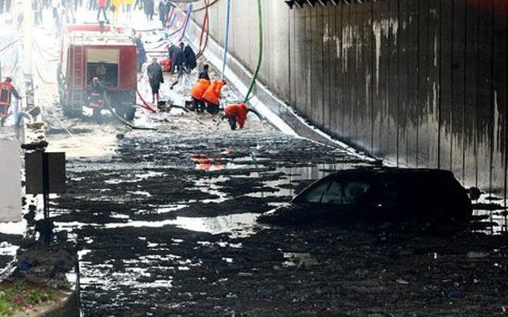 Туреччина, Анкара. Рятувальники намагаються витягти вантажівку з каністрами бензину, яка застрягла в підземному тунелі під час повені в Анкарі. Сильні дощі призвели до хаосу в турецькій столиці, десятки будинків та підземних переходів були затоплені. / © AFP