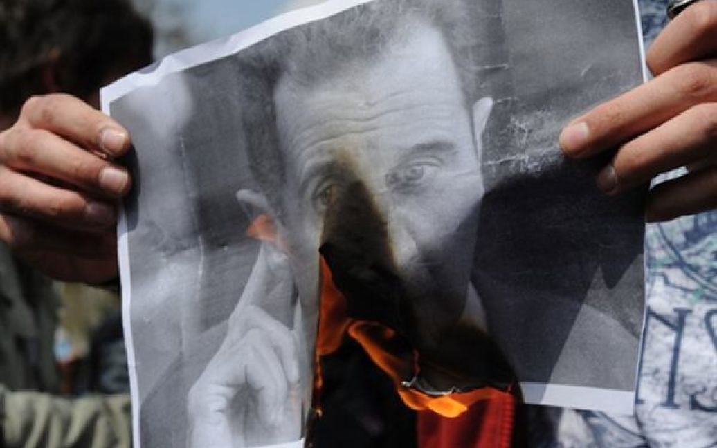 Туреччина, Стамбул. Чоловік спалює портрет сирійського президента Башара аль-Асадапід час демонстрації. У п&rsquo;ятницю на вулиці Стамбула вийшли більше тисячі людей, які протестували проти придушення акцій протесту сирійською владою. / © AFP