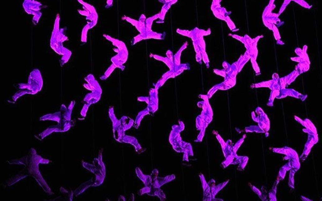 Світлове акробатичне шоу "Краплі веселки" присвятили початку весняного фестивалю. / © AFP