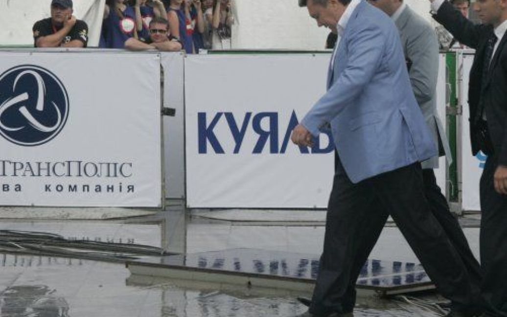 Президент України Віктор Янукович, голова Ради міністрів Криму Василь Джарти та президент Автомобільної федерації України Євген Червоненко взяли участь у церемонії відкриття Inter Continental Rally Challenge Prime Yalta Rally 2011 в Ялті. / © УНІАН