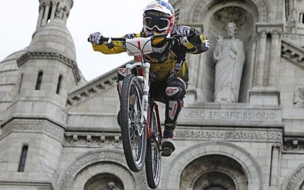 Франція, Париж. Учасник змагань виступає на гірському велосипеді в центрі міста. На Монмартрі перед церквою Сакре-Кер відбулись виступи екстремалів. / © AFP